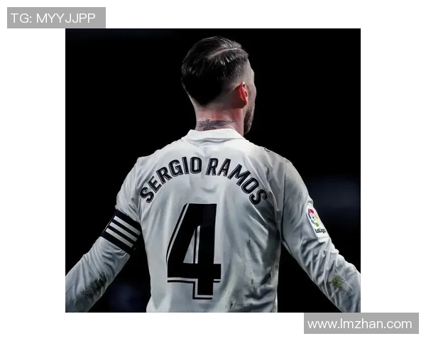 足球明星背影展现女性魅力与运动激情的完美结合 足球明星背影展现女性魅力与运动激情的完美结合